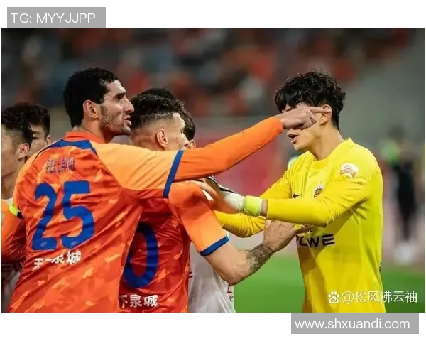 球星因裁判判罚不公而愤怒表达情绪的瞬间图解析